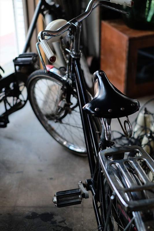 小さな自転車を駆る