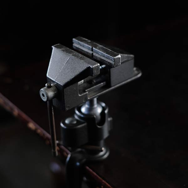Angle adjustable vise