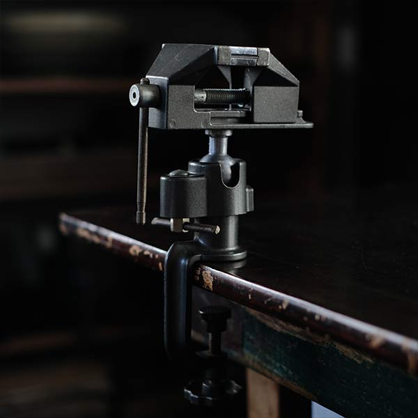 Angle adjustable vise
