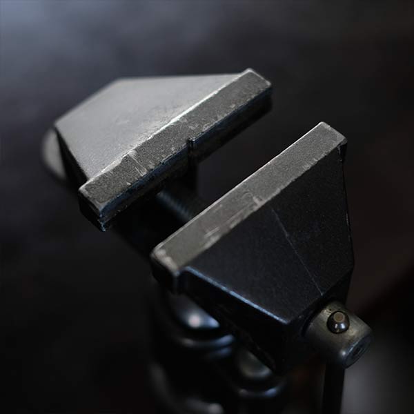Angle adjustable vise