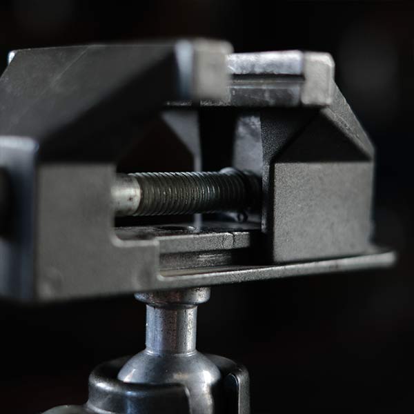 Angle adjustable vise