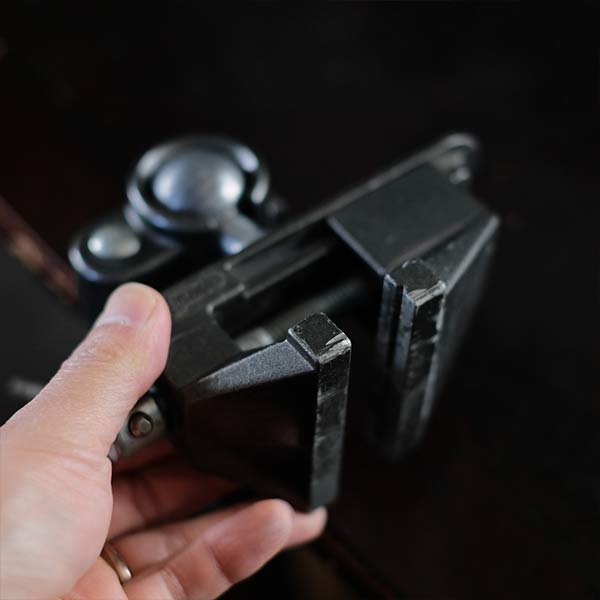 Angle adjustable vise