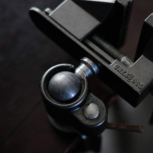 Angle adjustable vise