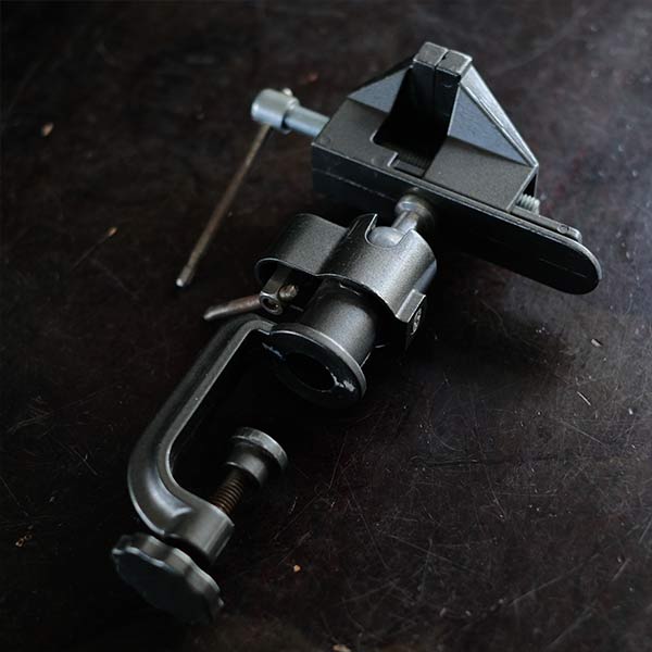 Angle adjustable vise