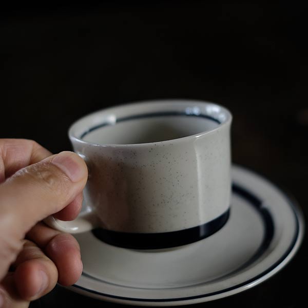 ストーンウェアのカップ&ソーサー