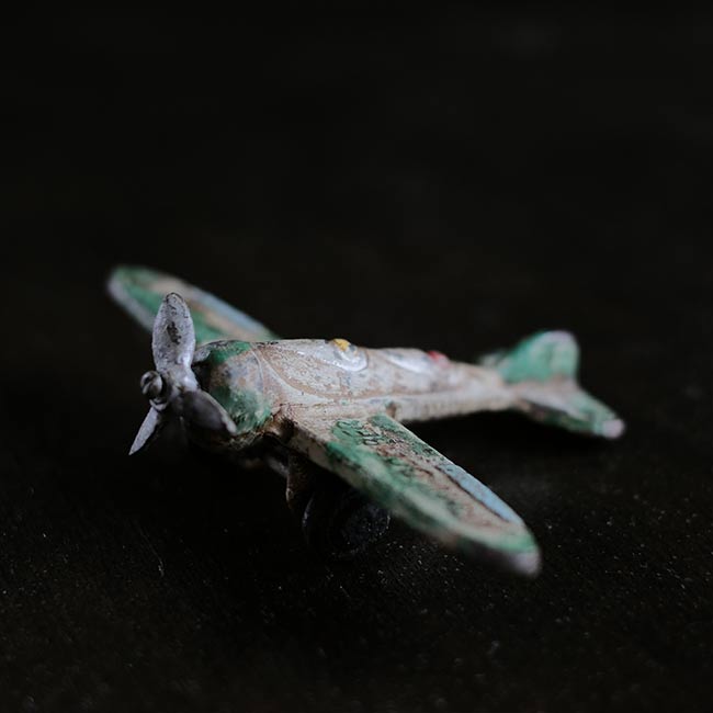 ARMY BOMBER 鋳物のフィギュア