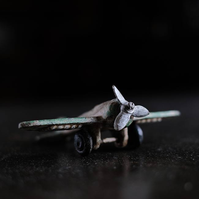 ARMY BOMBER 鋳物のフィギュア