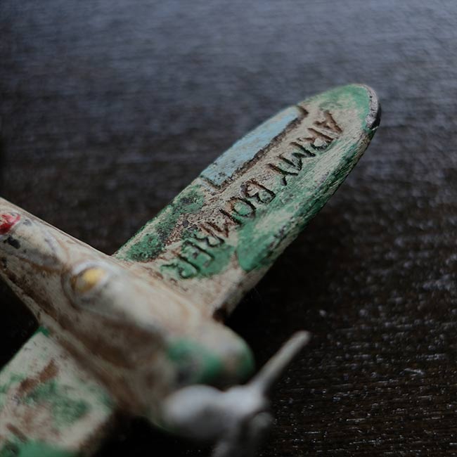ARMY BOMBER 鋳物のフィギュア