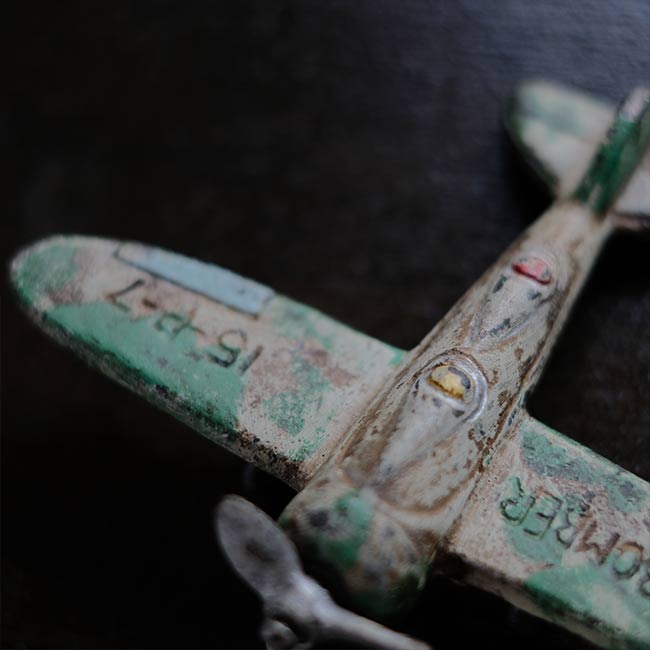 ARMY BOMBER 鋳物のフィギュア