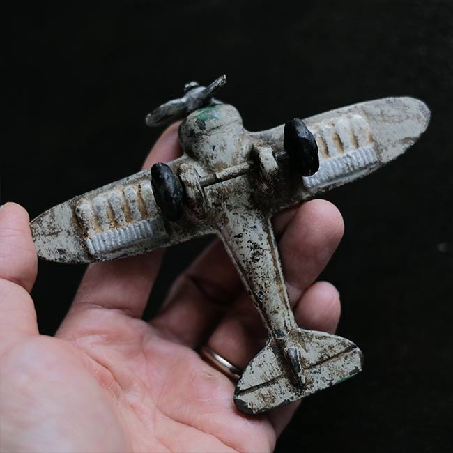 ARMY BOMBER 鋳物のフィギュア
