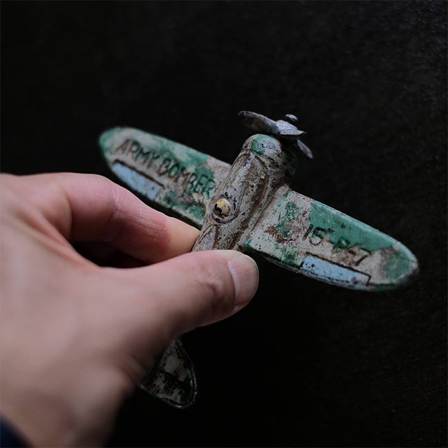 ARMY BOMBER 鋳物のフィギュア