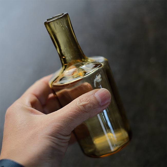 内部が面取りされたガラスボトル