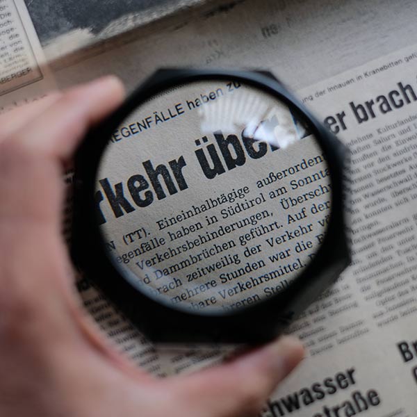 Dome-shaped table magnifying glass