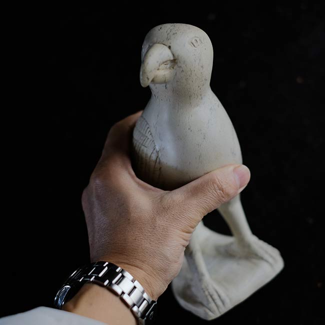 鷲のフィギュア