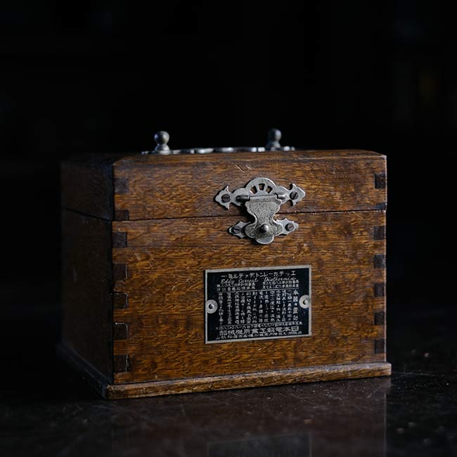High-frequency therapy device wooden box