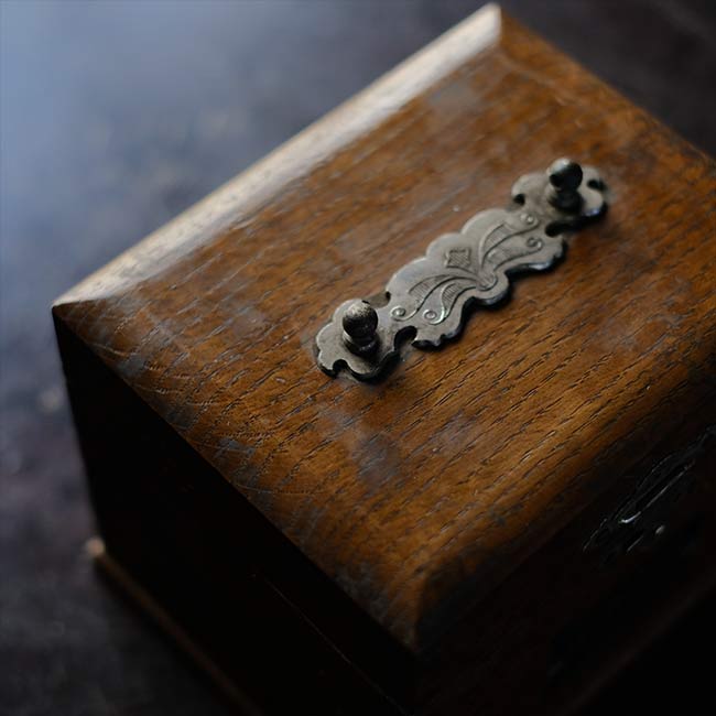 High-frequency therapy device wooden box