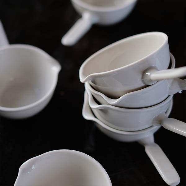 Evaporating dish with handle