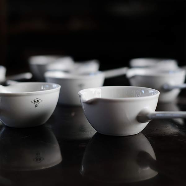 Evaporating dish with handle