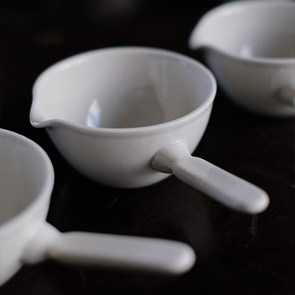 Evaporating dish with handle