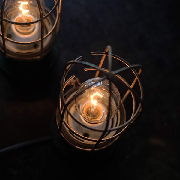 工場のガード付きランプ