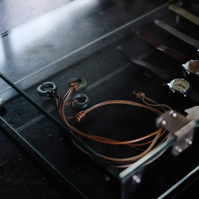 Glass showcase with lid