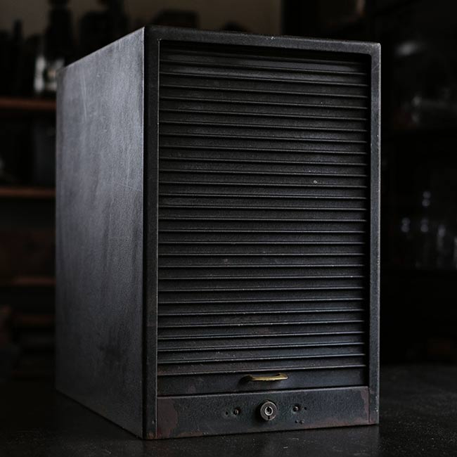 シャッター扉のスチール製の引き出し(A4、7段)