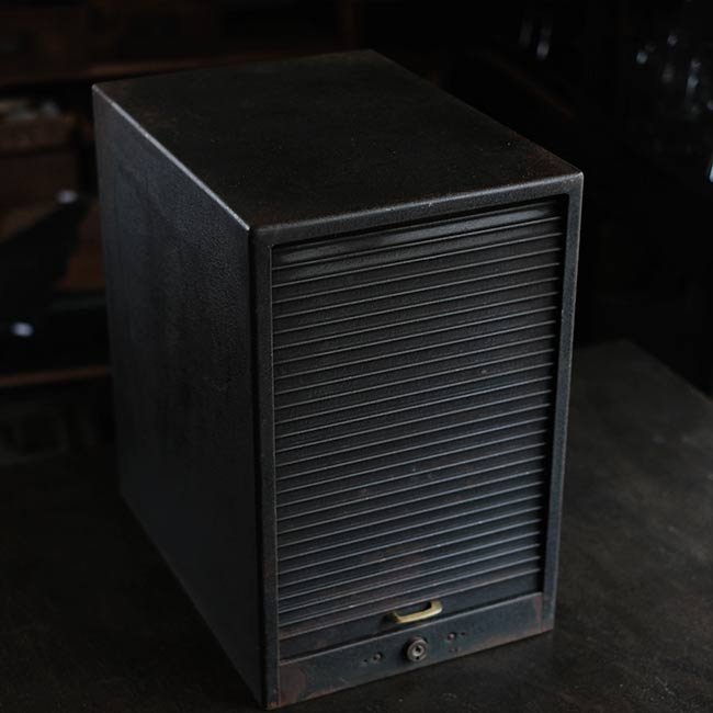 シャッター扉のスチール製の引き出し(A4、7段)