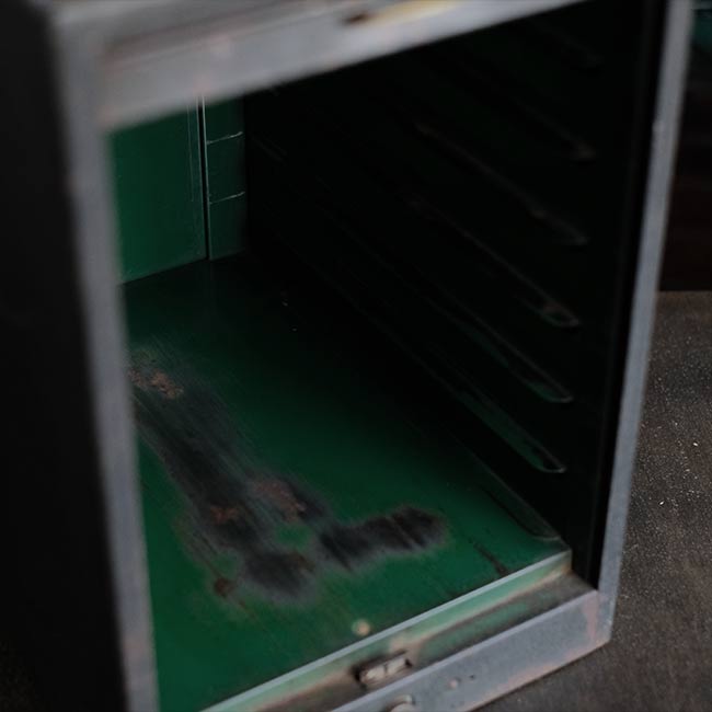 シャッター扉のスチール製の引き出し(A4、7段)