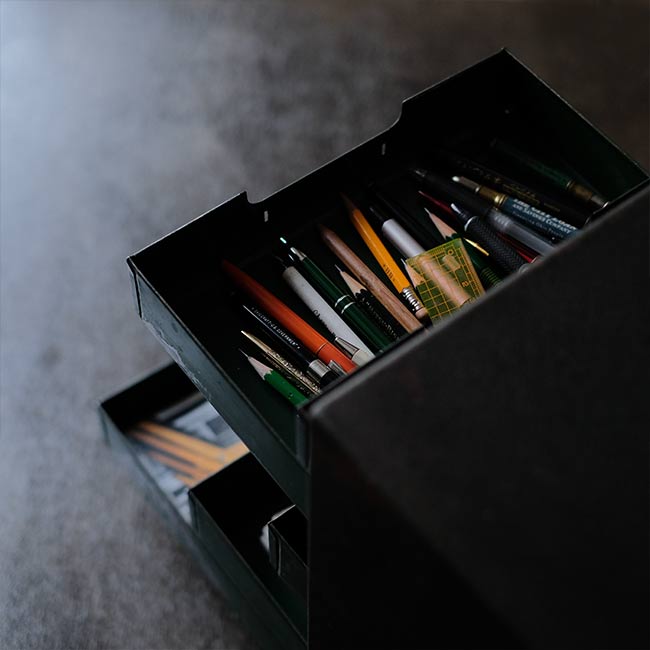 シャッター扉のスチール製の引き出し(A4、7段)