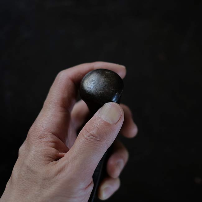 U-shaped base (backing metal)