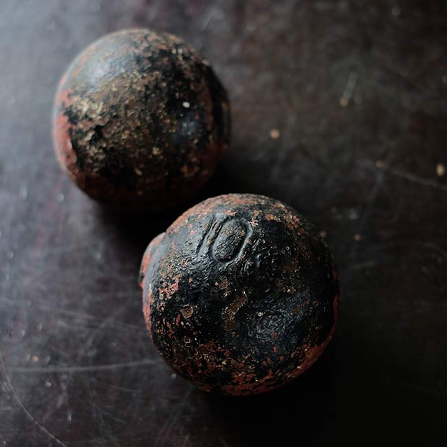 鉄球のブックエンド