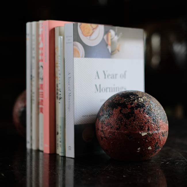 鉄球のブックエンド