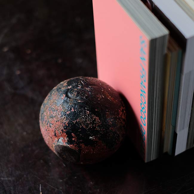 鉄球のブックエンド