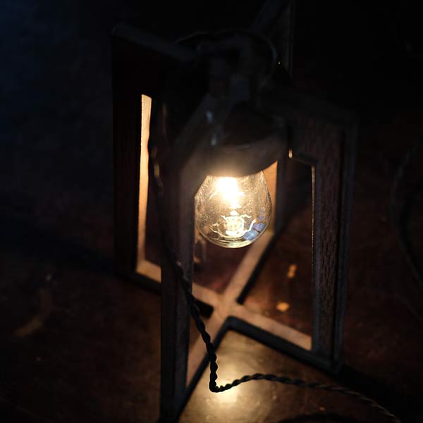 鉄枠の吊り下げ照明