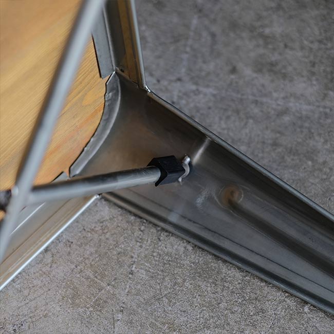 鉄脚のスツール