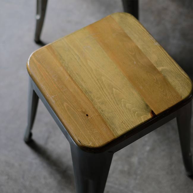 鉄脚のスツール