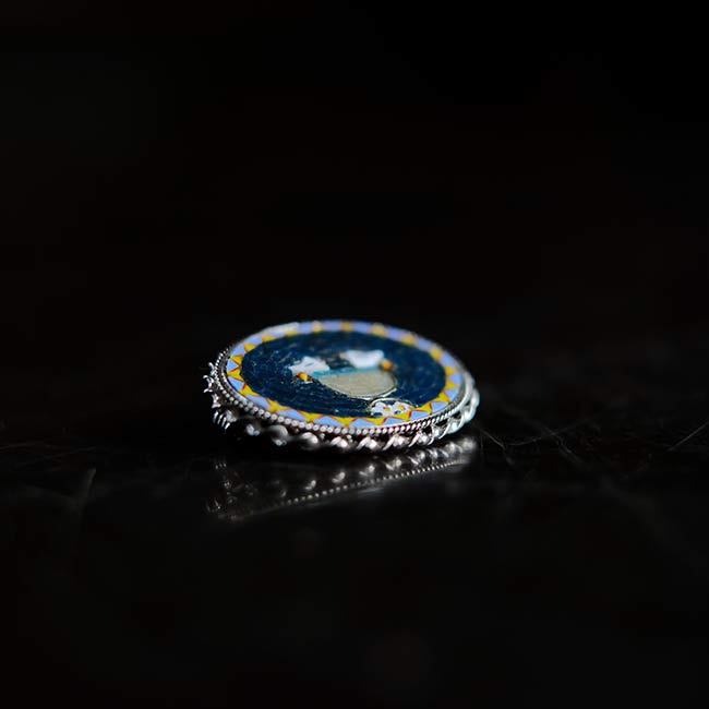 Glass-embellished brooch