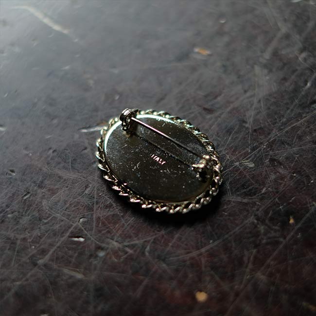Glass-embellished brooch