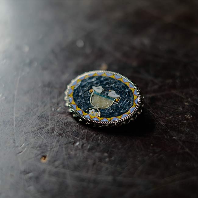 Glass-embellished brooch
