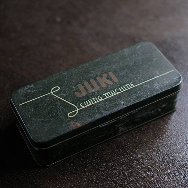 【激レア　昭和レトロ】JUKI ミシン付属缶 JUKI ミシンアクセサリー缶 – zakka store towi