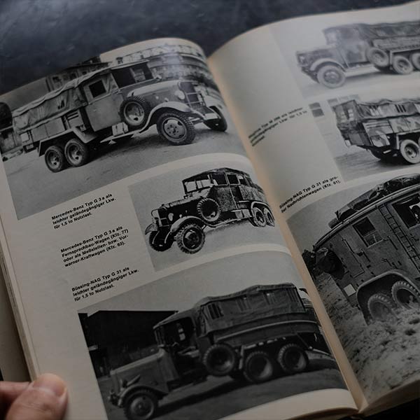 KRAFTFAHRZEUGE UND PANZER