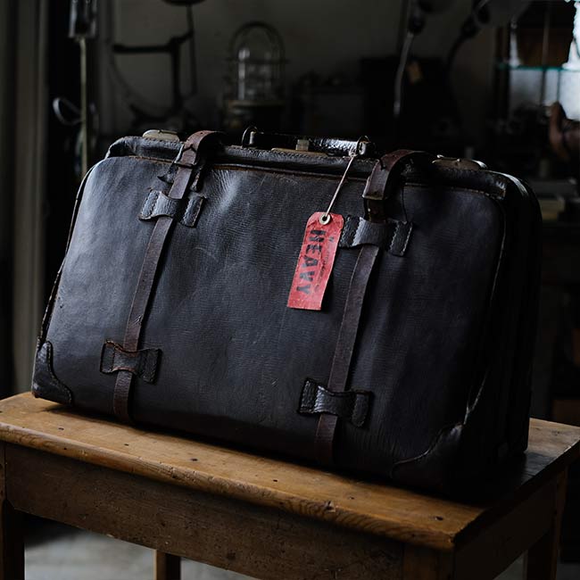 Leather travel bag