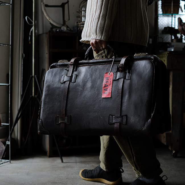 Leather travel bag
