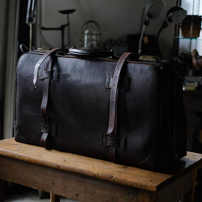 Leather travel bag