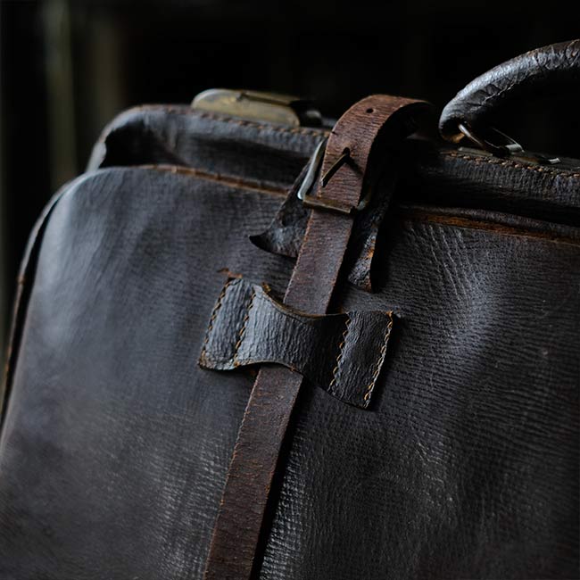 Leather travel bag