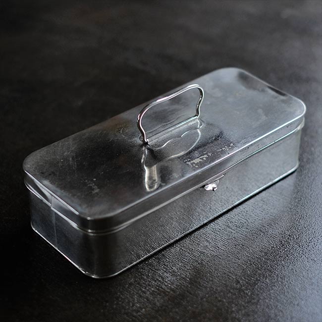 医療用のメタルの収納缶