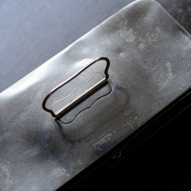 医療用のメタルの収納缶