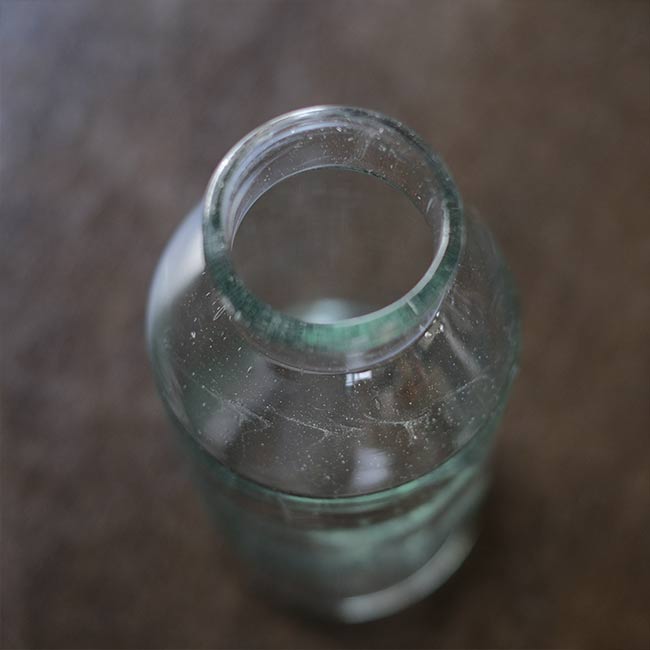 気泡の入ったフラワーベース