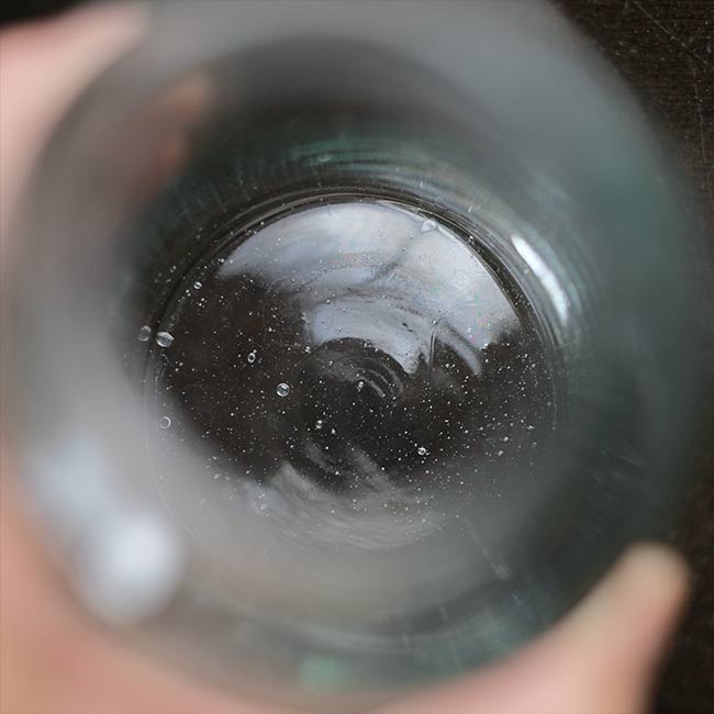 気泡の入ったフラワーベース