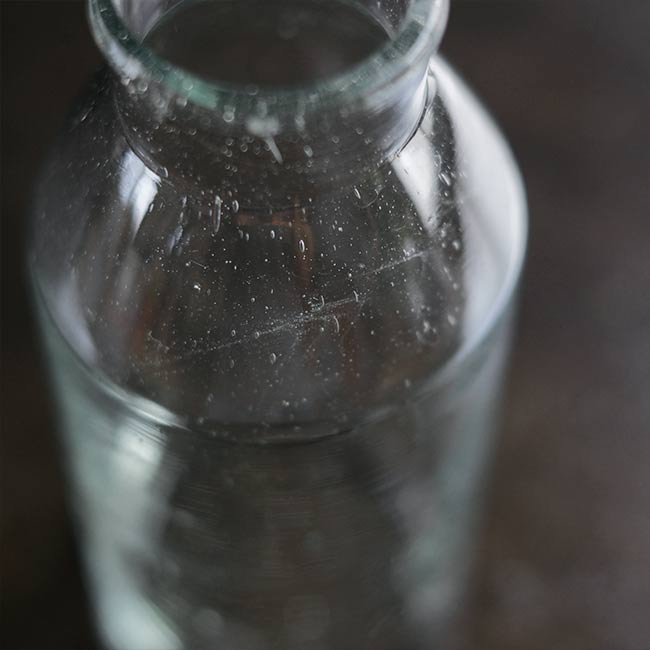 気泡の入ったフラワーベース